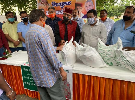विधायक खजानदास द्वारा हंस फाउंडेशन के सस्थापक द्वारा गरीब जरूरतमंदो को वितरित किये 200 राशन किट 200 ration kits distributed by MLA Shri Khajandas to the poor needy by the founder of Hans Foundation