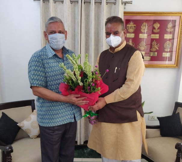 सैनिक कल्याण मंत्री गणेश जोशी ने सीडीएस जनरल बिपिन रावत से की मुलाक़ात State's Sainik Welfare, Industrial Development, MSME and Khadi Village Industries Minister Ganesh Joshi met Chief of Defense Staff General Bipin Rawat in New Delhi on Sunday.