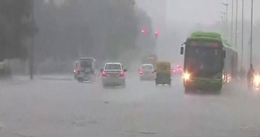 लम्बे इंतजार के बाद आखिर दिल्ली-एनसीआर में तेज हवा के साथ हुई झमाझम बारिश After a long wait, finally, the surrounding areas including Delhi have been cloudy since this morning and according