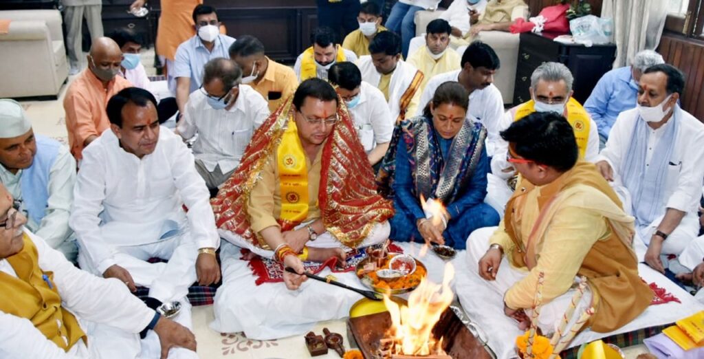 मुख्यमंत्री श्री पुष्कर सिंह धामी ने न्यू कैंट रोड स्थित मुख्यमंत्री कैंप कार्यालय में पूजा अर्चना कर किया कार्य का शुभारंभ