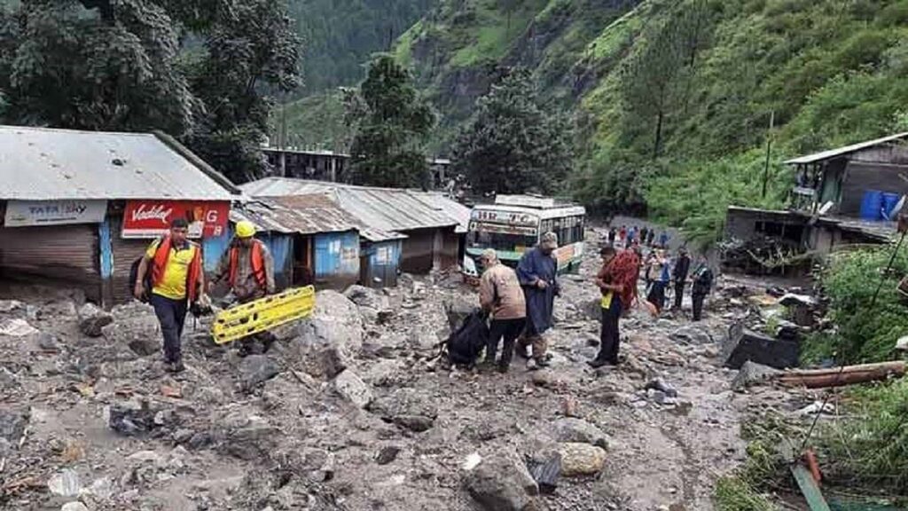 जम्मू-कश्मीर में बादल फटने से मची तबाही, 6 की मौत 4 शव मिले, 30-40 लोग लापता