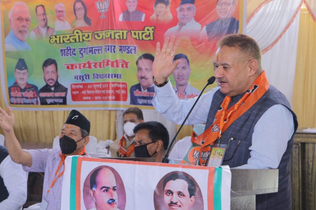 डाकरा, गढ़ी कैंट एक वेडिंग प्वाइंट में शहीद दुर्गामल्ल नगर मंडल कार्यसमिति के साथ बैठक में शामिल हुए कैबिनेट मंत्री गणेश जोशी