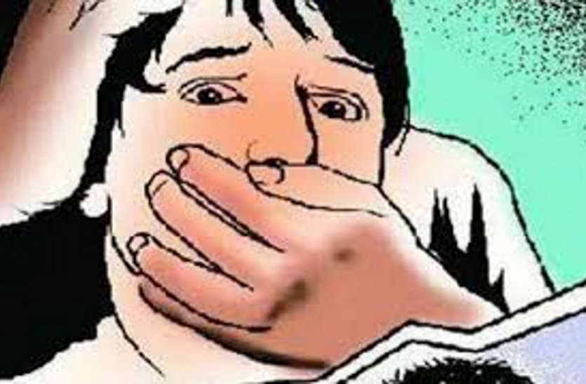 पुलिस के सामने ही अपहरणकर्ता फिरौती की रकम के साथ अपहृत व्यापारी के परिजनों को भी ले गया-