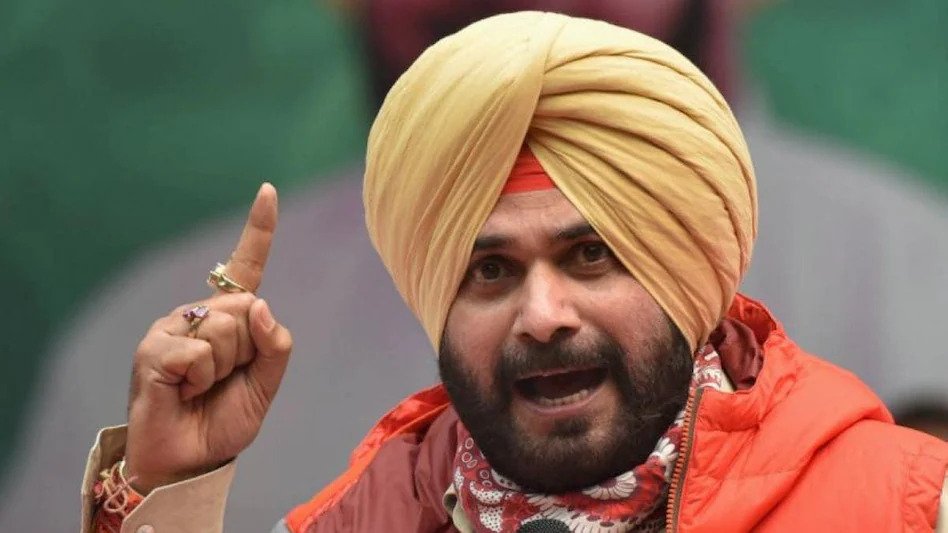 नवजोत सिंह सिद्धू ने की आप की तारीफ, कांग्रेस का हाथ छोड़ कर झाडू थामने की सियासी अटकलें तेज In Punjab, the political dispute between Chief Minister Captain Amarinder Singh and Congress leader Navjot Singh Sidhu does not seem