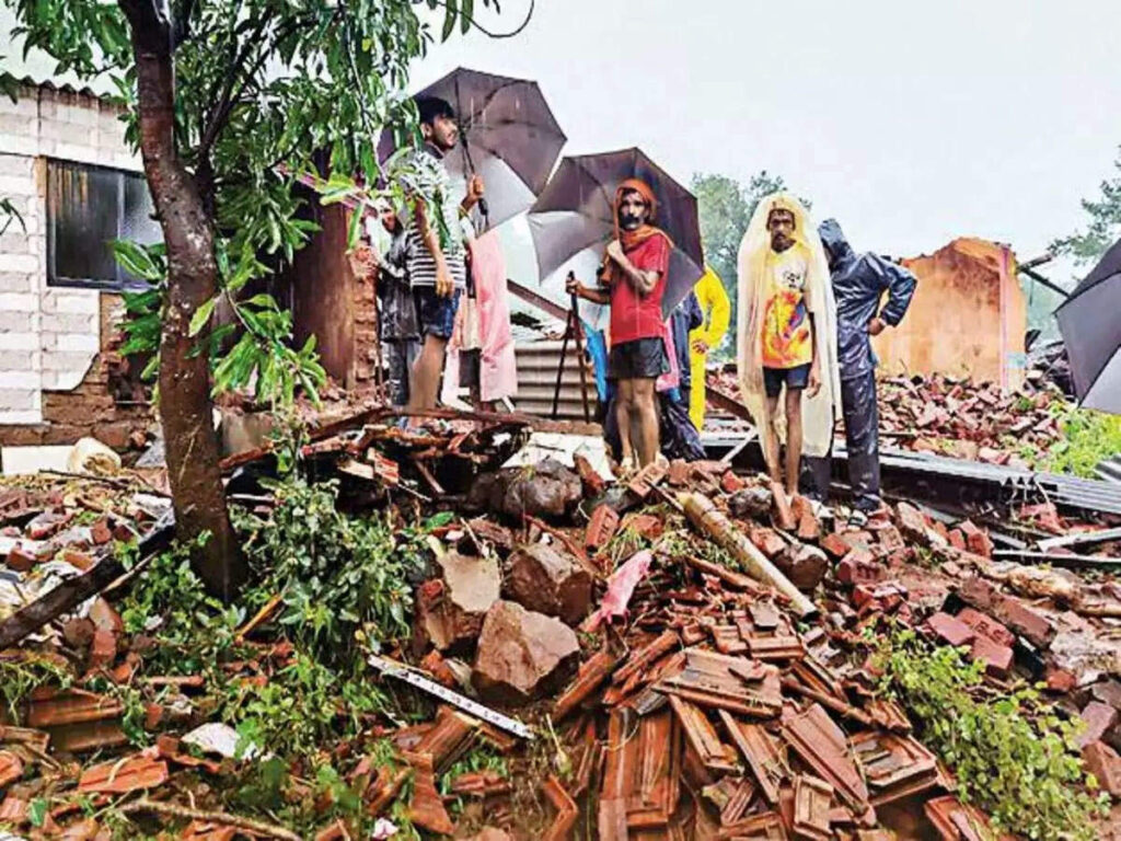 महाराष्ट्र में मौसम का कहर जारी, अब तक कई गांव हुए तबाह, 24 घंटे में 112 की मौत