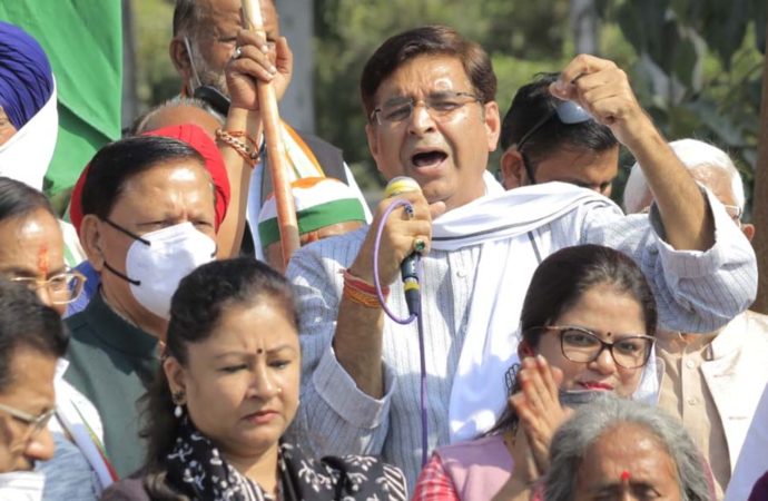 भाजपा की उल्टी गिनती शुरू हो गई है- कांग्रेस प्रदेश अध्यक्ष व चकराता विधायक प्रीतम सिंह In Jaunsar Bawar area, Congress state president and Chakrata MLA Pritam Singh Sahiya met Congress workers.