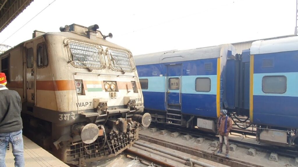 लश्कर के आतंकियों की बर्निंग ट्रेन बनाने की साजिश There are tough ones. The terrorists wanted to make the entire train a burning train. For this, after putting a sensor on the bottle,