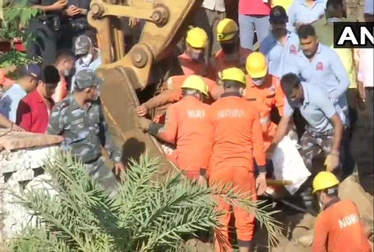कुंए में गिरी बच्ची, बचाने के लिए गए 25-30 लोग भी मलबे में दबे, बचाव अभियान जारी