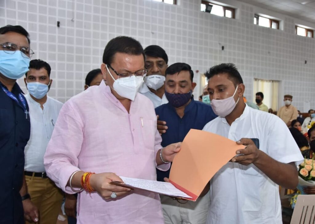 मुख्यमंत्री बनने के बाद पहली बार पुष्कर सिंह धामी ने जनता दर्शन हॉल में लगाया जनता दरबार