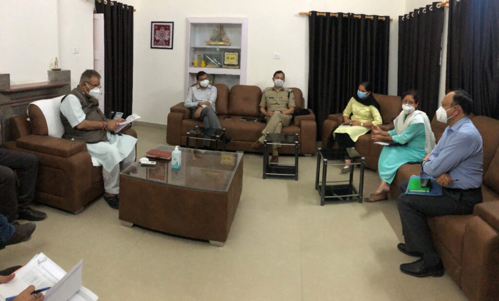 कैबिनेट मंत्री गणेश जोशी ने कोरोना की तीसरी लहर (डेल्टा प्लस) से निपटने की तैयारियों की समीक्षा