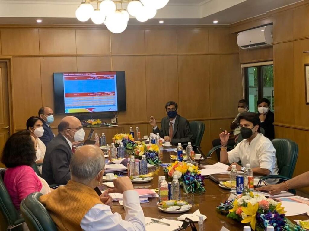 एयर इंडिया के वरिष्ठ अधिकारियों के साथ केंद्रीय मंत्री ज्योतिरादित्य सिंधिया की बैठक, नागरिक उड्डयन राज्य मंत्री जन.वी.के.सिंह भी रहे शामिल