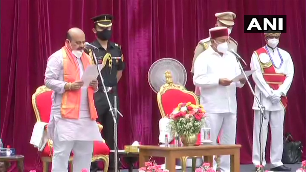 कर्नाटक के 23वें मुख्यमंत्री बने बसवराज बोम्मई, पूर्व सीएम येदियुरप्पा के पैर छूकर लिया आशीर्वाद
