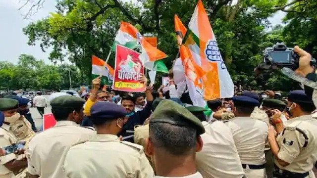 पेगासस जासूसी कांड: बिहार कांग्रेस ने निकाला राजभवन मार्च, पुलिस के साथ हुई धक्कामुक्की