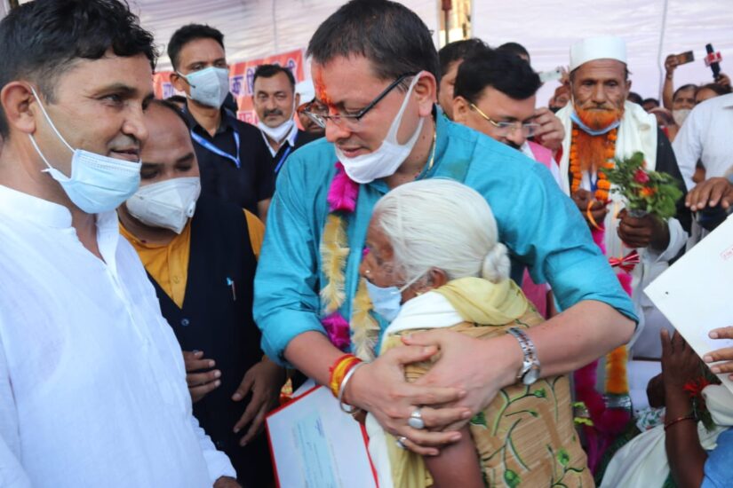 मुख्यमंत्री श्री पुष्कर सिंह धामी जी का खटीमा में आम जनता व पार्टी कार्यकर्ताओं ने फुल माला पहनाकर किया जोरदार स्वागत