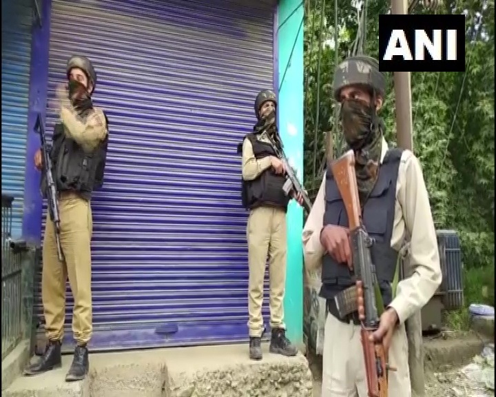 जम्मू-कश्मीर: कुलगाम में सुरक्षा बलों और आतंकवादियों के बीच एनकाउंटर जारी, अब तक मारे गए चार आतंकवादी