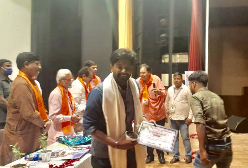 ग्लोबल गवर्नेंस न्यूज ग्रुप के आदित्य सिन्हा को केंद्रीय राज्य मंत्री प्रो बघेल ने डिजिटल मीडिया अवार्ड से किया सम्मानित