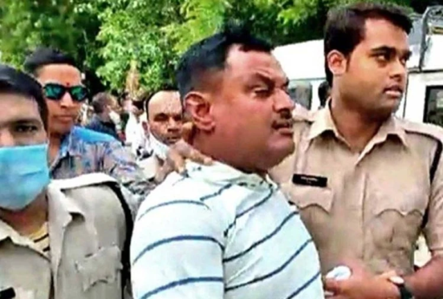 गैंगस्टर विकास दुबे की 37 पुलिसकर्मी ने की मदद, यहां देंखे किसका-किसका नाम है शामिल