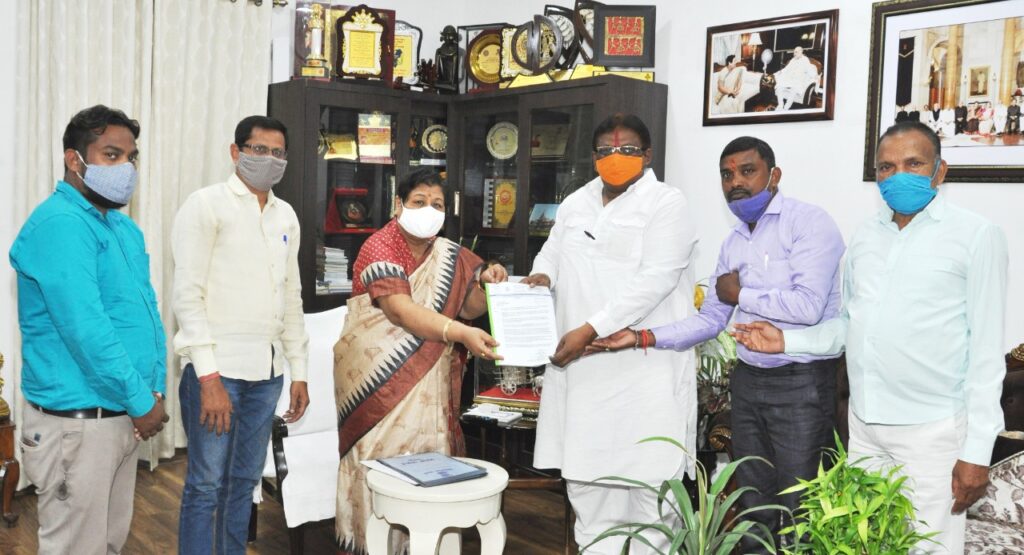 राज्यपाल अनुसुईया उइके को छत्तीसगढ़ राज्य सहकारी मत्स्य महासंघ ने ज्ञापन सौंपा