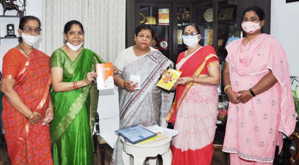राज्यपाल अनुसुईया उइके को ‘‘आल इंडिया वूमन्स सर्वे कोविड-19 सिचुएशन-2020’’ पुस्तक भेंट की