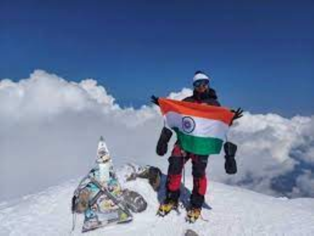 उत्तराखंड की अनामिका बिष्ट ने माउंट एलब्रुस पर लहराया तिरंगा