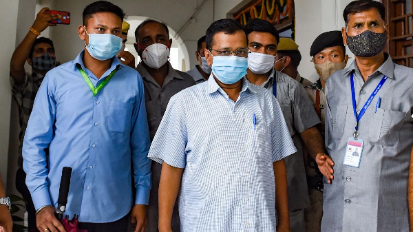 दिल्ली में नाबालिग रेप पीड़िता के परिजन से मिलने पहुंचे सीएम केजरीवाल, लोगों ने किया विरोध तो मंच से गिरे