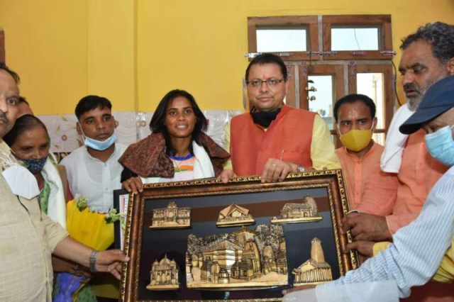 मुख्यमंत्री पुष्कर सिंह धामी ने वंदना कटारिया को ओलम्पिक में शानदार प्रदर्शन के लिए 25 लाख रूपये का चेक और तीलू रौतेली पुरस्कार से सम्मानित किया