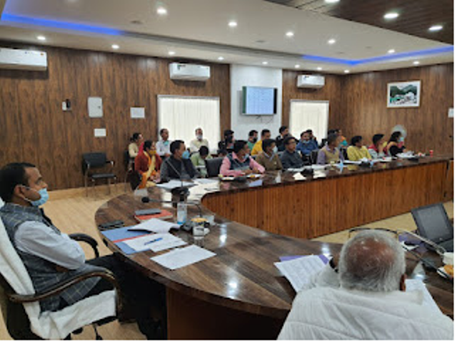 जिलाधिकारी श्री मयूर दीक्षित ने स्वरोजगार को बढ़ावा देने को लेकर उद्योग के साथ -साथ कई विभागों की समीक्षा की