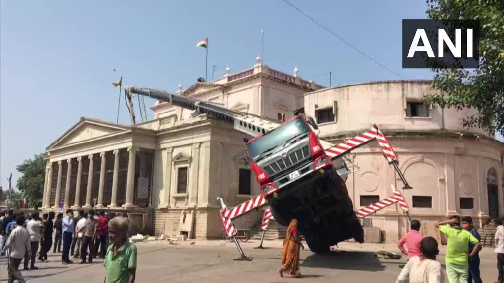 ग्वालियर: राष्ट्रीय ध्वज लगाते समय क्रेन की ट्रॉली टूटने से 3 लोगों की मौत, तीन घायल