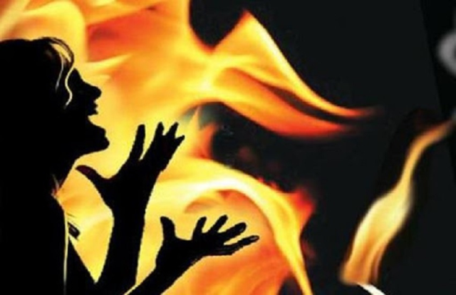 तीन लड़कियों को जन्म देना पत्नी को पड़ा महंगा, गुस्साए पति ने खौलते पानी से जलाया
