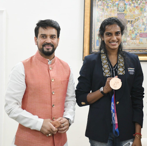 ओलंपिक पदक विजेता पी वी सिंधु का स्वदेश वापसी पर भव्य स्वागत, खेल मंत्री ने बताया भारतीयों के लिए आदर्श