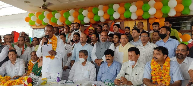 आपसी कलह के बीच हरीश रावत ने बीजेपी में मारी सेंध, भाजपा नेता महेंद्र सिंह नेगी ने थामा कांग्रेस का हाथ