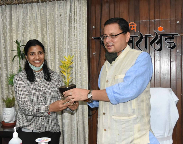 मुख्यमंत्री पुष्कर सिंह धामी से भारतीय महिला क्रिकेट की ऑलराउंडर स्नेह राणा ने की मुलाकात
