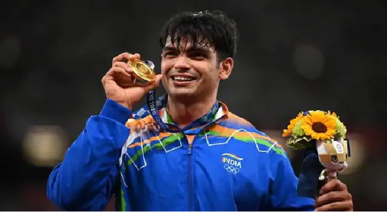 नीरज चोपड़ा ने गोल्ड मेडल जीतकर बढ़ाया देश का गौरव, किसी ने 6 करोड़ तो किसी ने गाड़ी-नौकरी देने का किया ऐलान