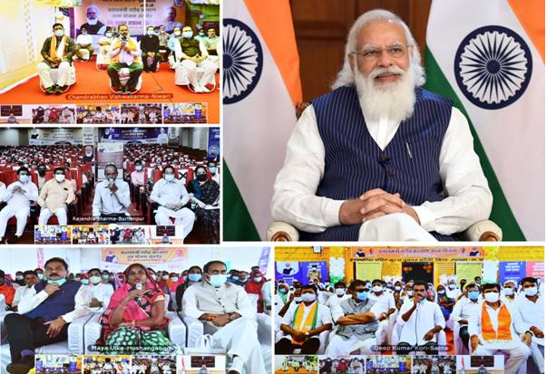 प्रधानमंत्री ने मध्य प्रदेश में प्रधानमंत्री गरीब कल्याण अन्न योजना (पीएमजीकेएवाई) के लाभार्थियों के साथ की बातचीत