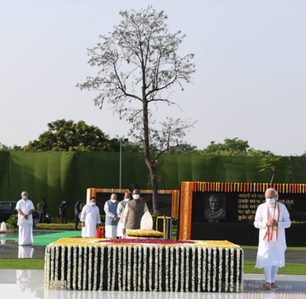 प्रधानमंत्री श्री नरेंद्र मोदी ने श्री अटल बिहारी वाजपेयी की पुण्य-तिथि पर उन्हें दी श्रद्धांजलि