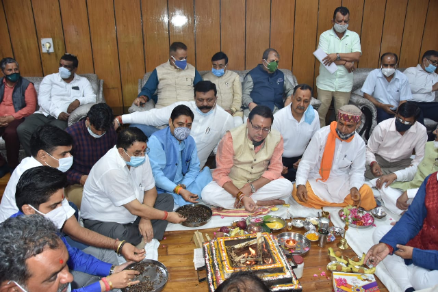 मुख्यमंत्री बनने के बाद श्री पुष्कर सिंह धामी पहली बार विधानसभा पहुंचे, पूजा अर्चना कर शासकीय कार्य किया शुरू
