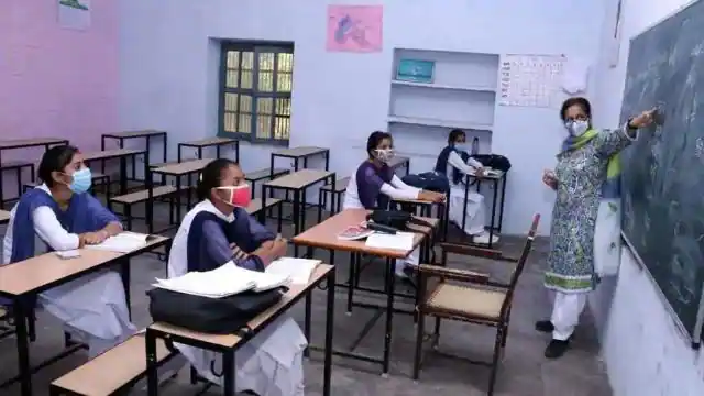 दिल्ली में इन नियमों के साथ 1 सितंबर से खुल रहे हैं स्कूल, चरणबद्ध तरीके से खोलें जाएंगे 9वीं-12वीं की कक्षाएं