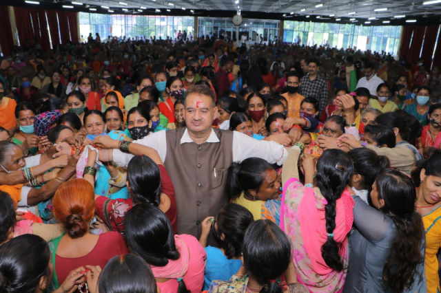 कुल्हान में आयोजित रक्षाबंधन कार्यक्रम में कैबिनेट मंत्री गणेश जोशी को बहनो ने बांधा रक्षा सूत्र