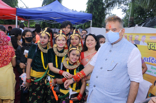 डाकरा में आयोजित रक्षाबंधन कार्यक्रम में कैबिनेट मंत्री गणेश जोशी को डाकरा की बहनों ने बांधी राखी
