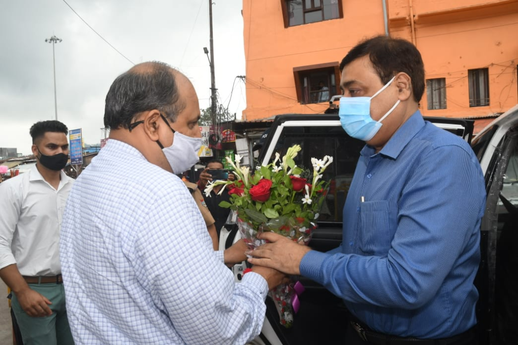 जिलाधिकारी विनय शंकर पाण्डेय ने हरकीपौड़ी में की मां गंगा की पूजा-अर्चना और दुग्धाभिषेक