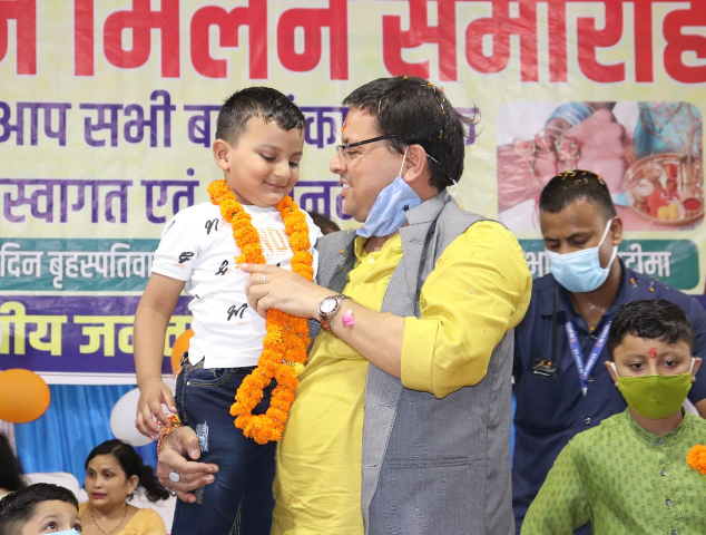 खटीमा में आयोजित रक्षाबंधन मिलन समारोह में महिलाओं ने मुख्यमंत्री धामी को बांधी राखी