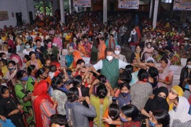 जाखन में गणेश जोशी को महिलाओं ने बांधा राखी, कैबिनेट मंत्री ने उपहार भेंट कर किया सम्मानित
