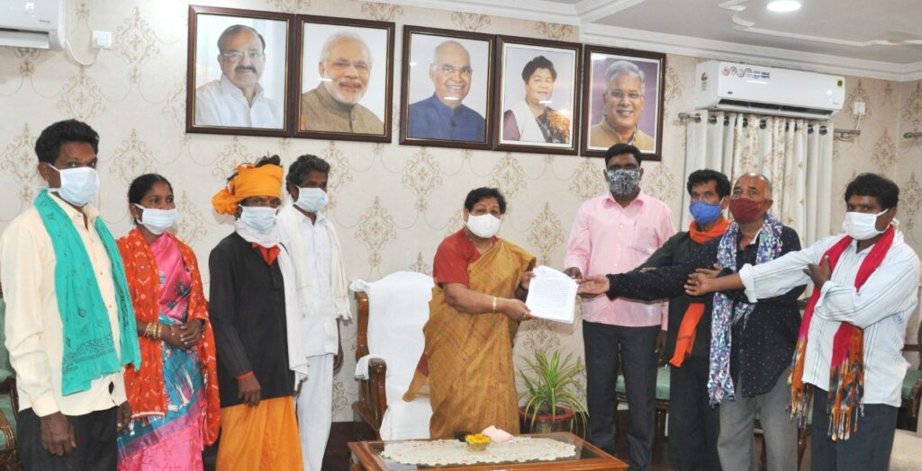 महासमुंद जिले के किसानों ने राज्यपाल अनुसुईया उइके से वन पट्टा भूमि पर ली गई फसल को क्रय करने का किया आग्रह