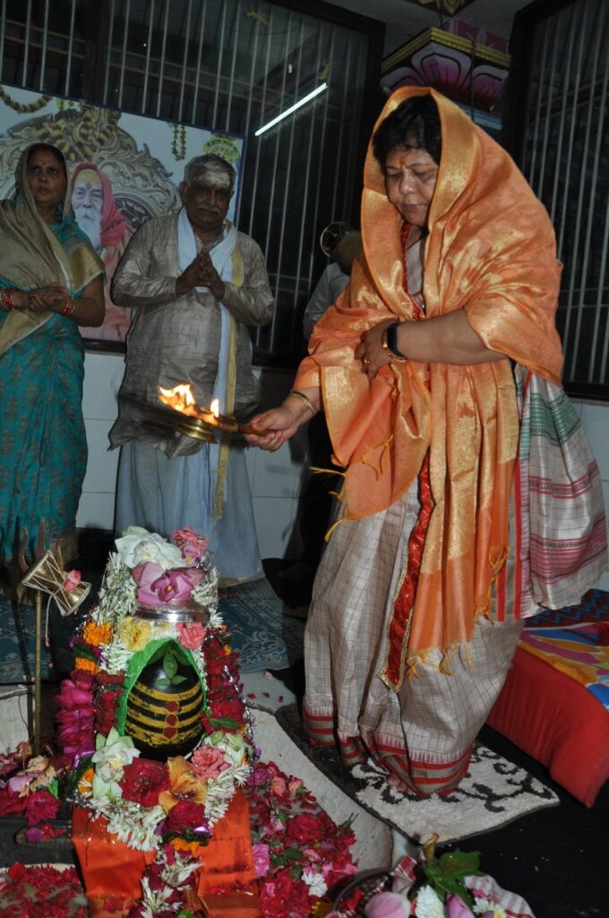 राज्यपाल अनुसुईया उइके ने भगवान शिव की पूजा-अर्चना कर प्रदेश की सुख-समृद्धि की कामना की
