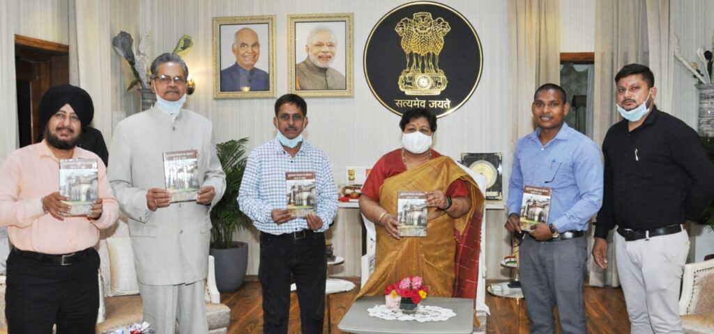 राज्यपाल सुश्री अनुसुईया उइके ने ‘छुईखदान के रियासत का इतिहास’ पुस्तक का किया विमोचन