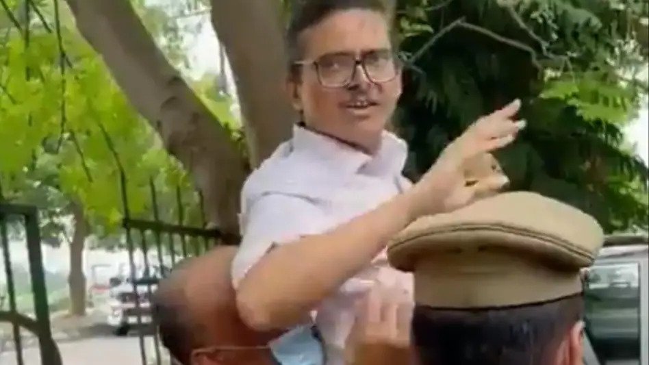पूर्व आईपीएस अमिताभ ठाकुर गिरफ्तार, गाड़ी में बैठने से किया इनकार, दारोगा को मारा थप्पड़