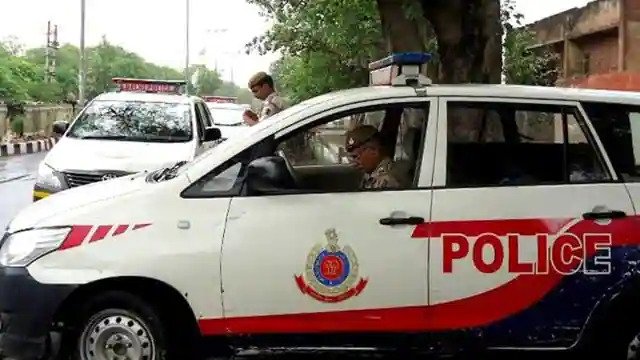 दिल्ली: अस्पताल जाते समय ही रास्तें में महिला ने पुलिस पीसीआर वैन में बच्चे को दिया जन्म