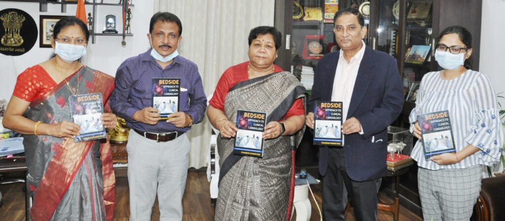 राज्यपाल अनुसुईया उइके ने “बेडसाइड एप्रोच टु क्लीनिकल कार्डिओलोजी“ पुस्तक का किया विमोचन