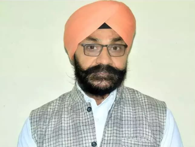 Senior JP leader and former transport minister Rajinder Pal Singh Bhatia has committed suicide. According to the information,