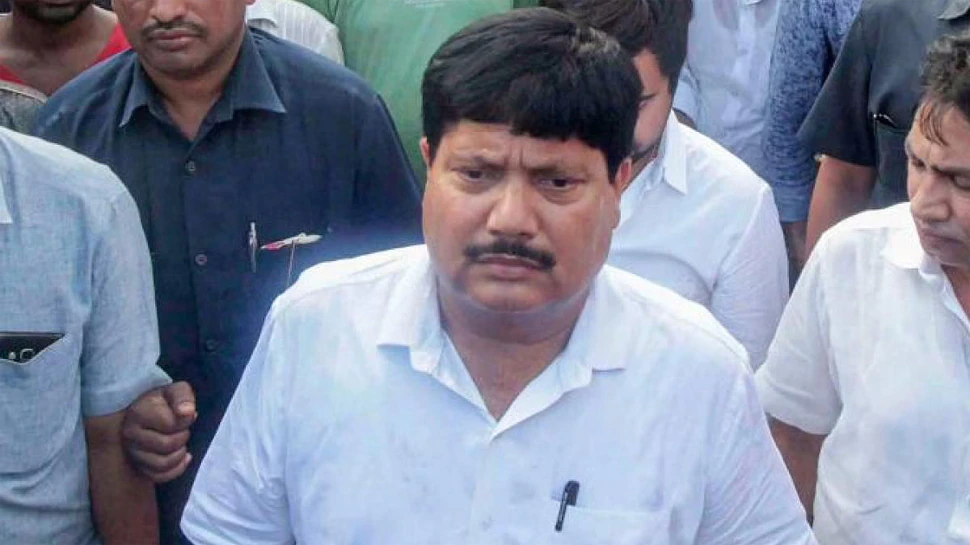 पश्चिम बंगाल के बीजेपी सांसद अर्जुन सिंह घर पर हमला, सभी सुरक्षित At least three country-made bombs were hurled at the residence of BJP MP Arjun Singh in West Bengal's North 24 Parganas in the early hours.